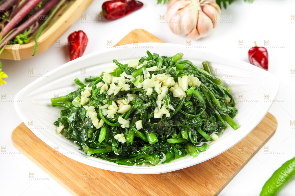 盘子里的炒茼蒿