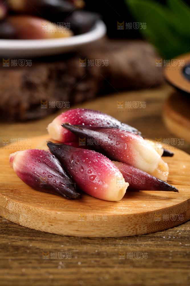 木底上摆放着洋火姜
