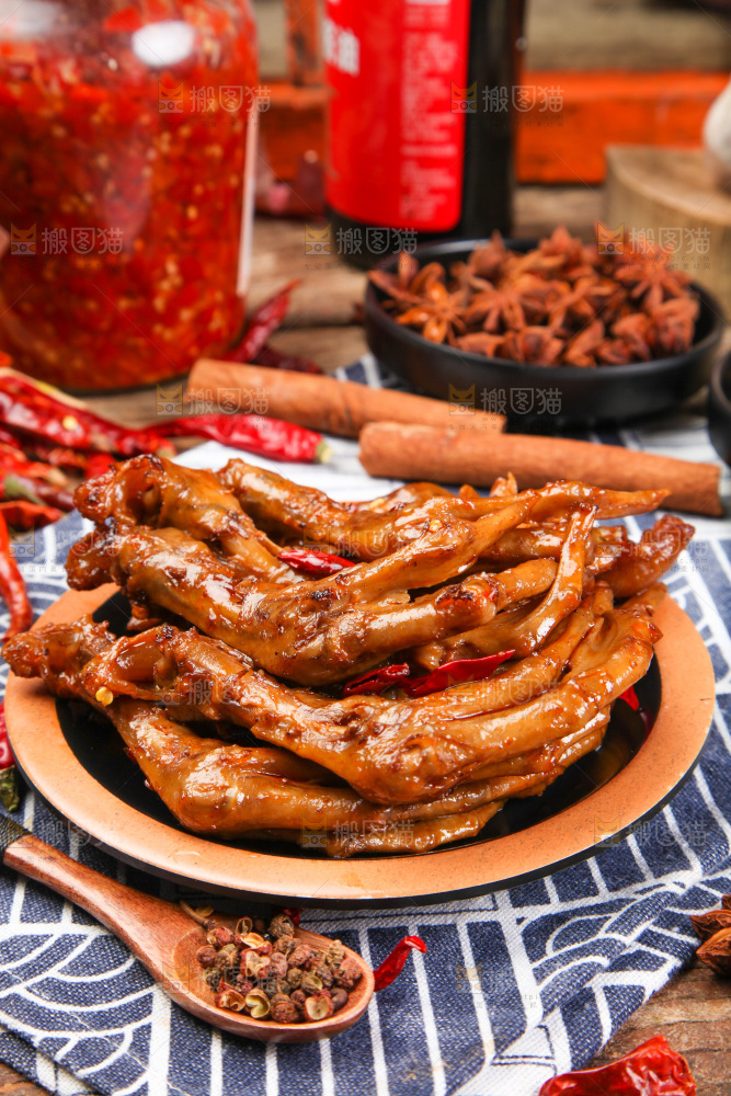 盘子里装着卤鸭掌