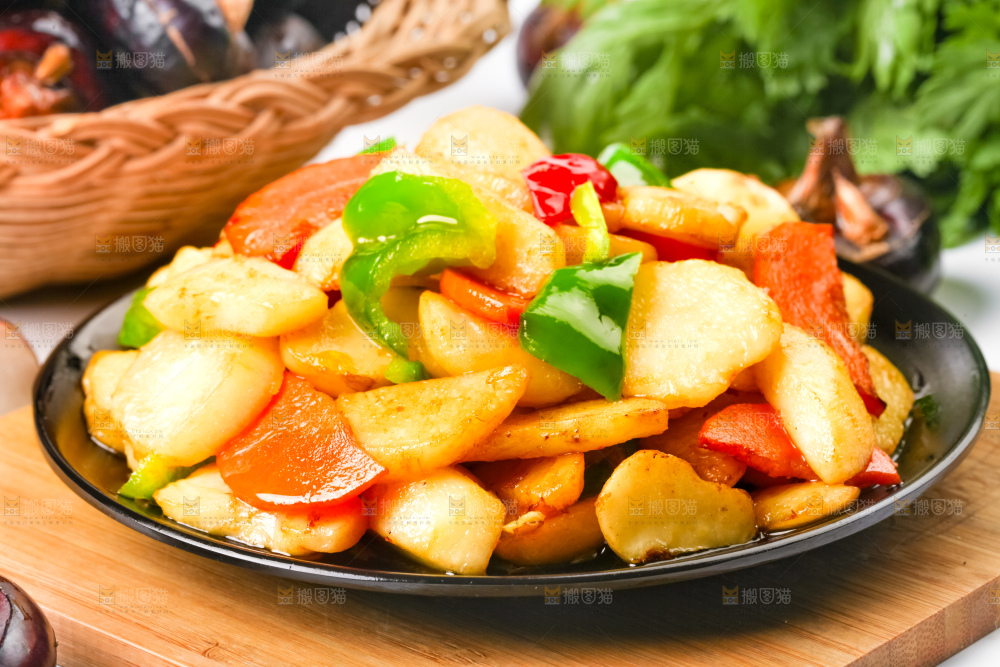 盘子里装着马蹄炒辣椒