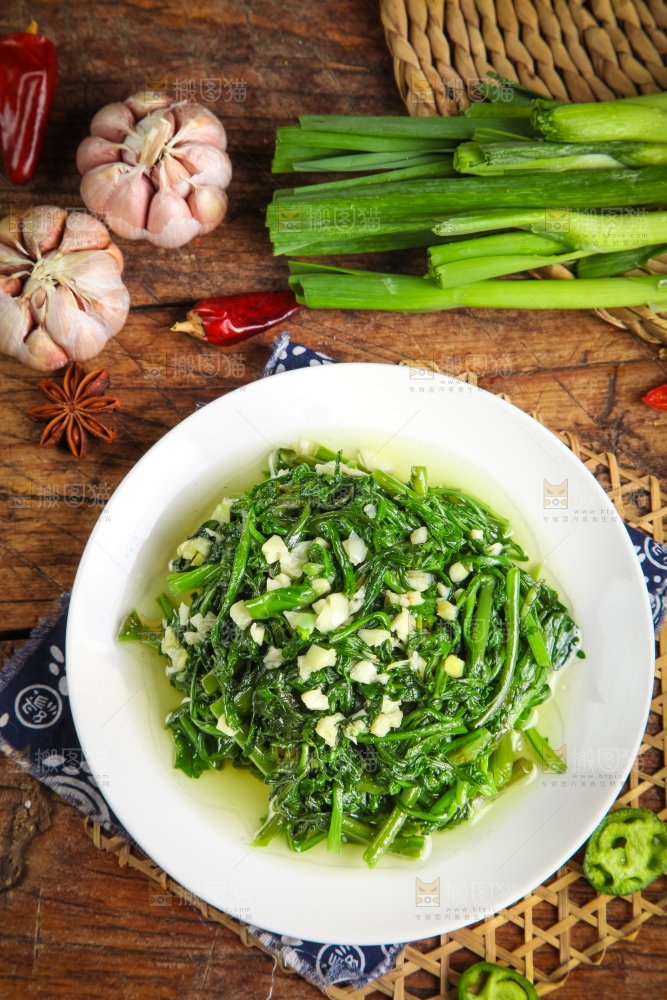 盘子里的炒茼蒿