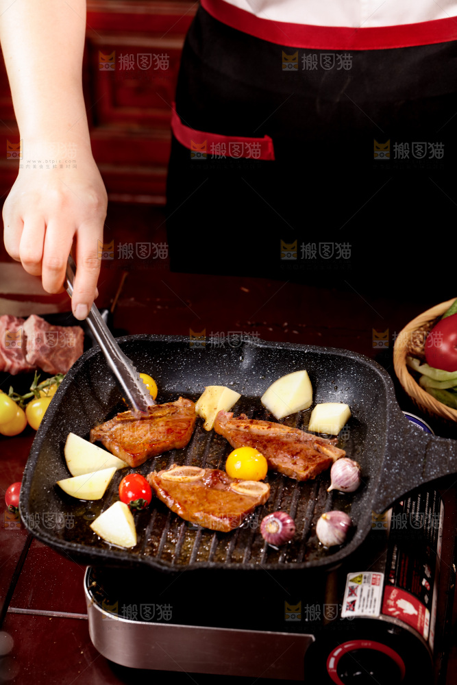 锅里放着正在煎的牛仔骨