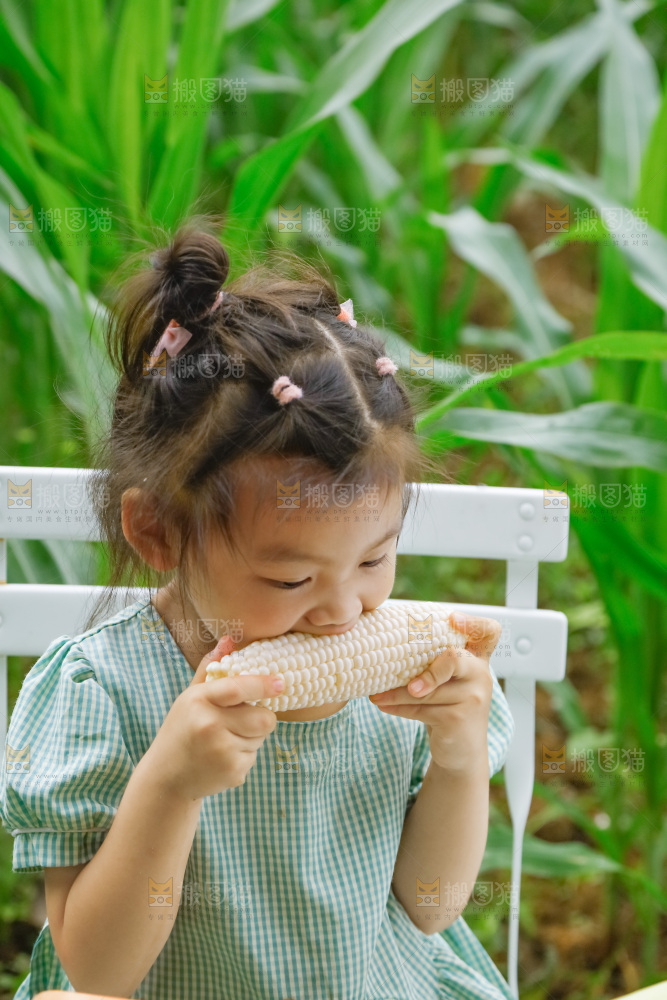 小女孩正在吃牛奶水果玉米