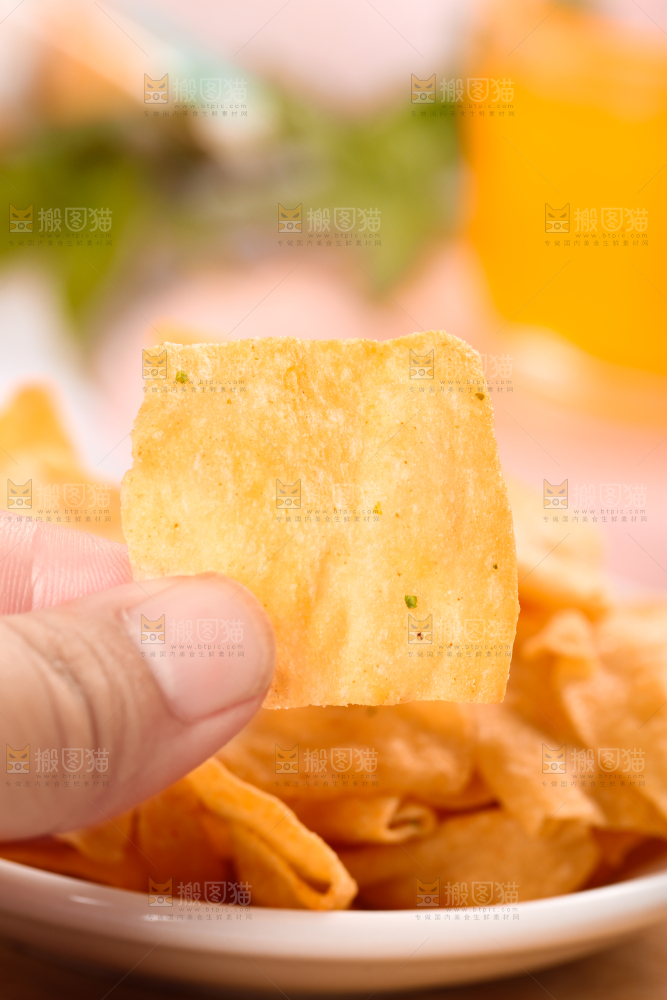手里拿着山药脆片