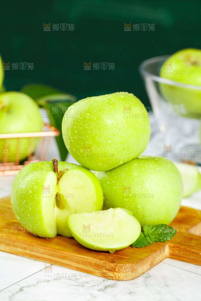 木板上摆放着山西青苹果