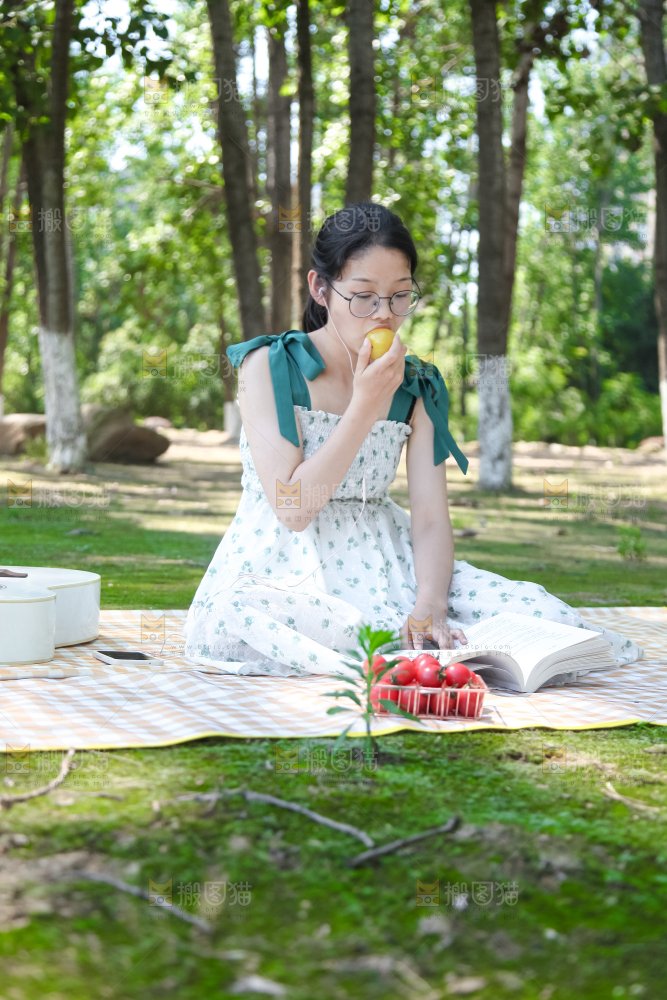 女孩子手里拿着水果