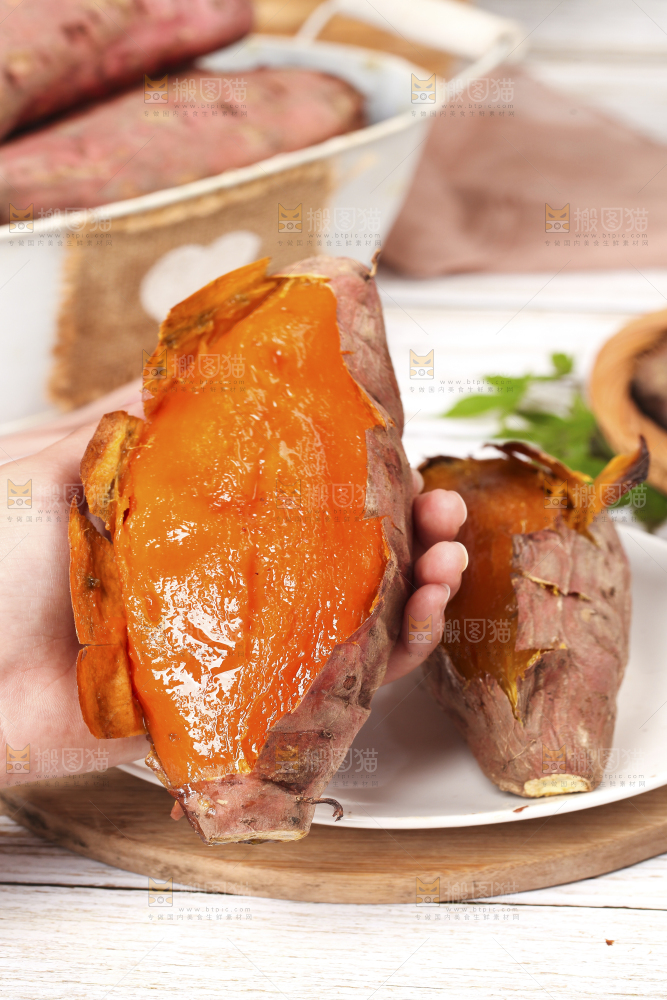 手里拿着糖心蜜薯