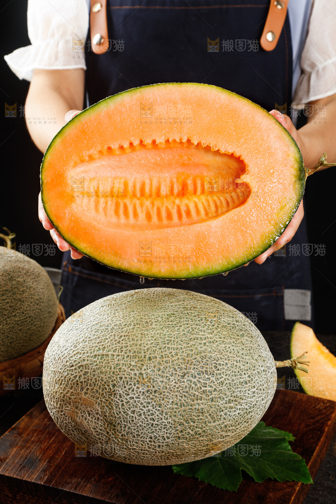 手里拿着新鲜哈密瓜