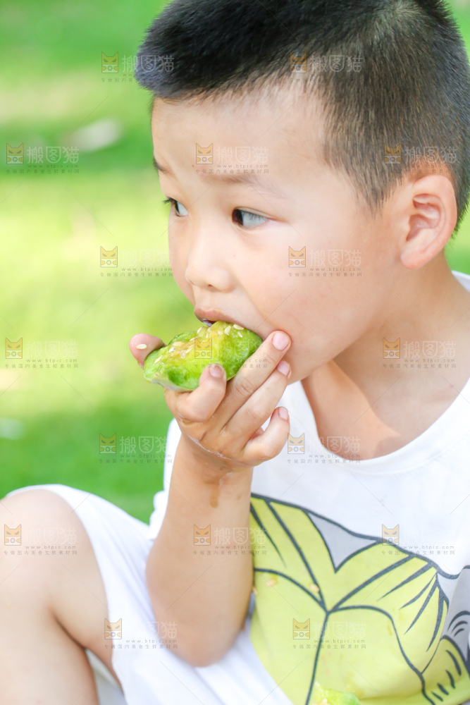 小男孩正在吃羊角蜜