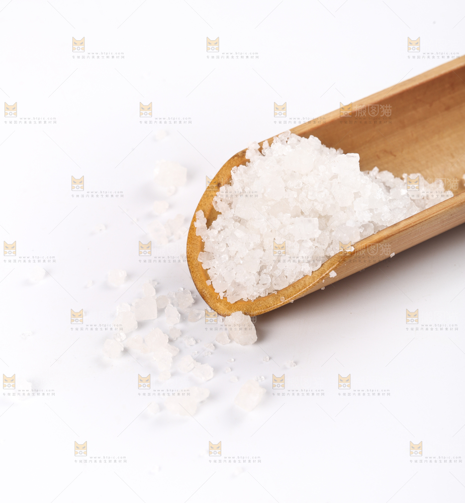 白底上摆放着粗盐