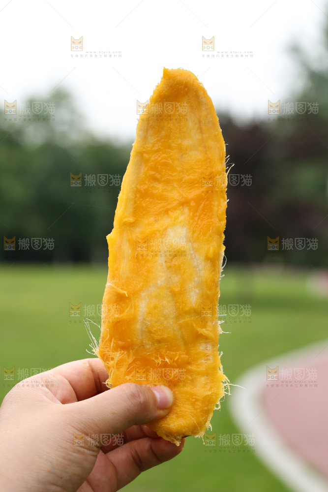 手里拿着大青芒果的果核