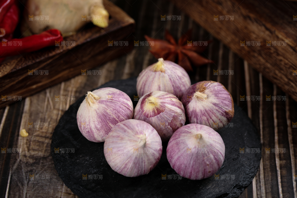深底上摆放着云南独头蒜