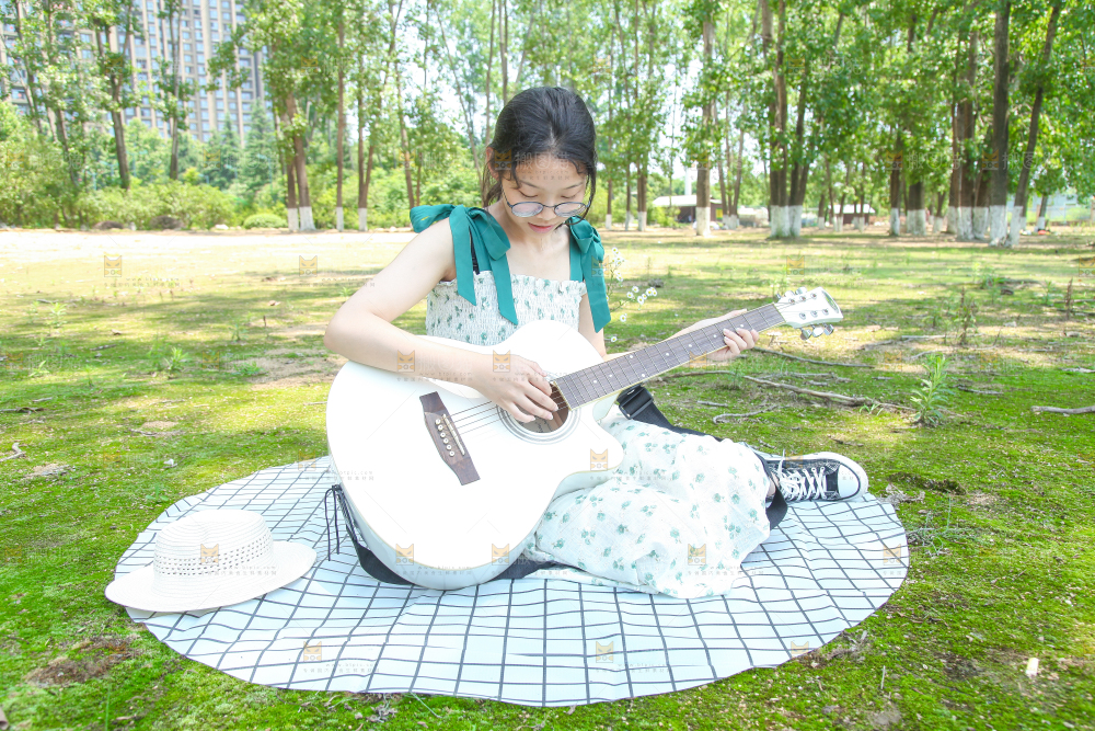 女孩正在弹吉他
