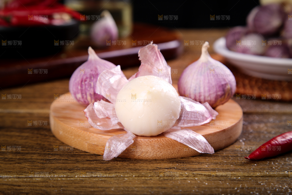 木底上摆放着紫皮独蒜