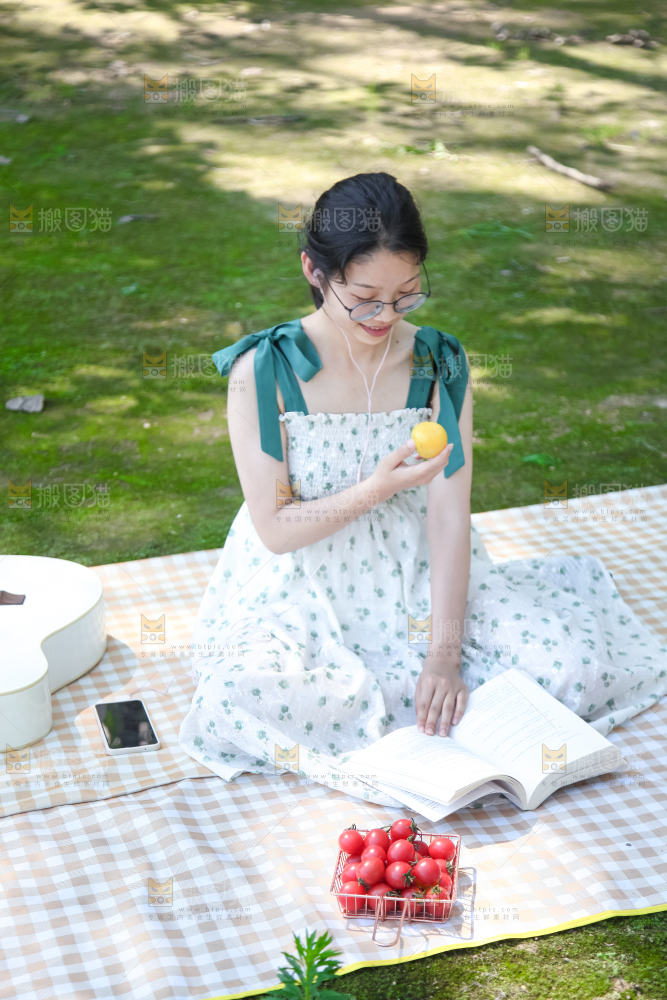 女孩子手里拿着水果