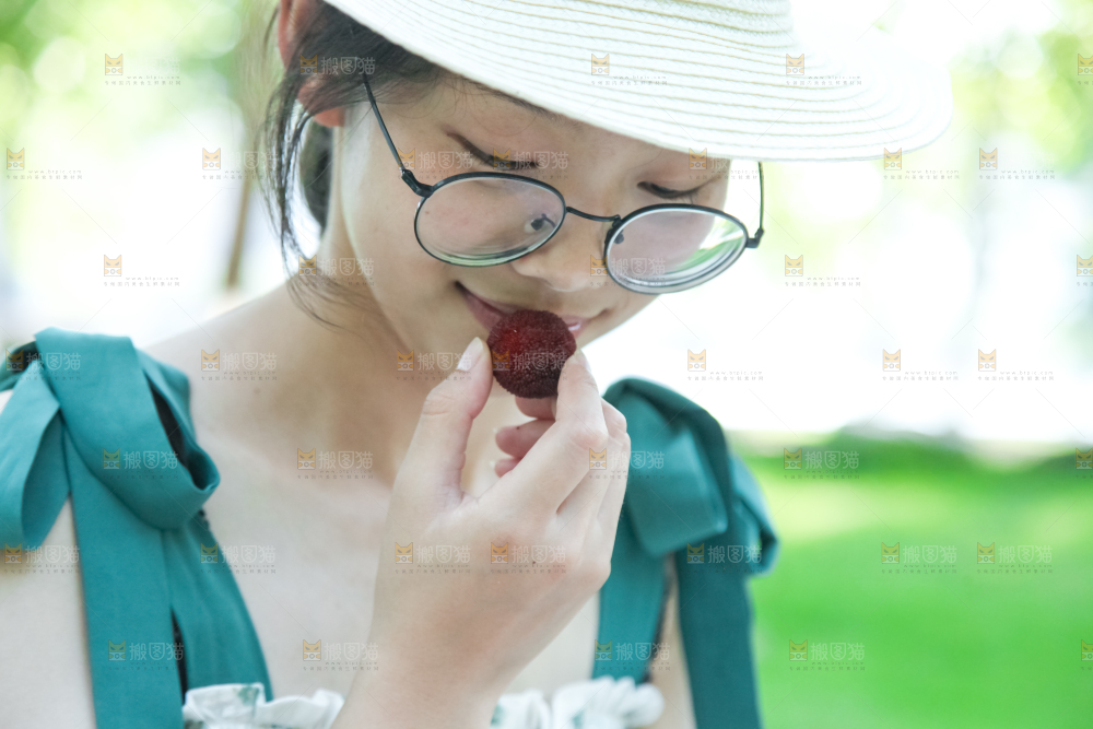 手里拿着一盘桃子