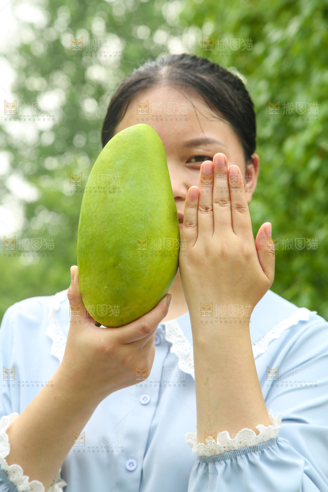 手里拿着大青芒
