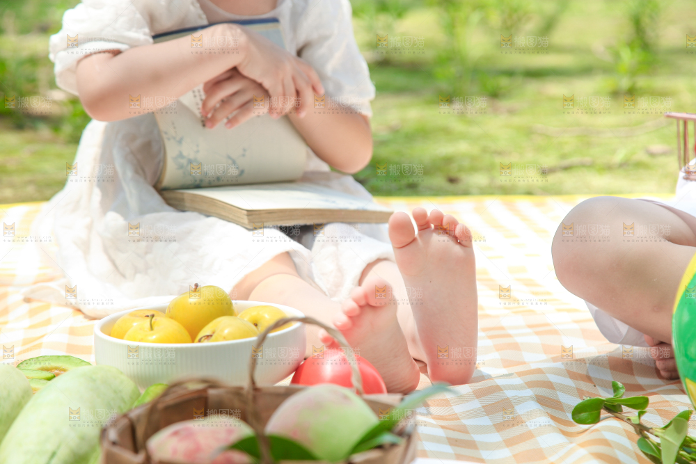 小孩子正在游玩