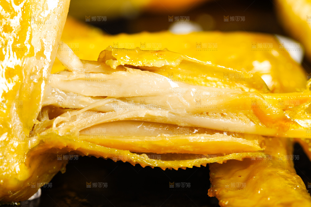 盘子里放着盐焗鸡翅