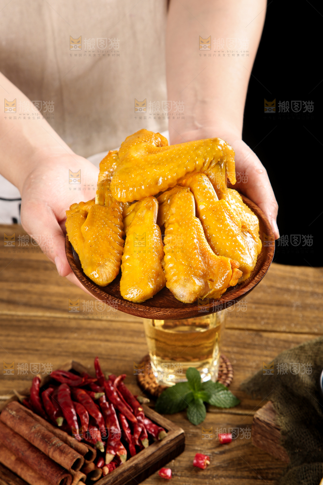 手里拿着一碟鸡翅