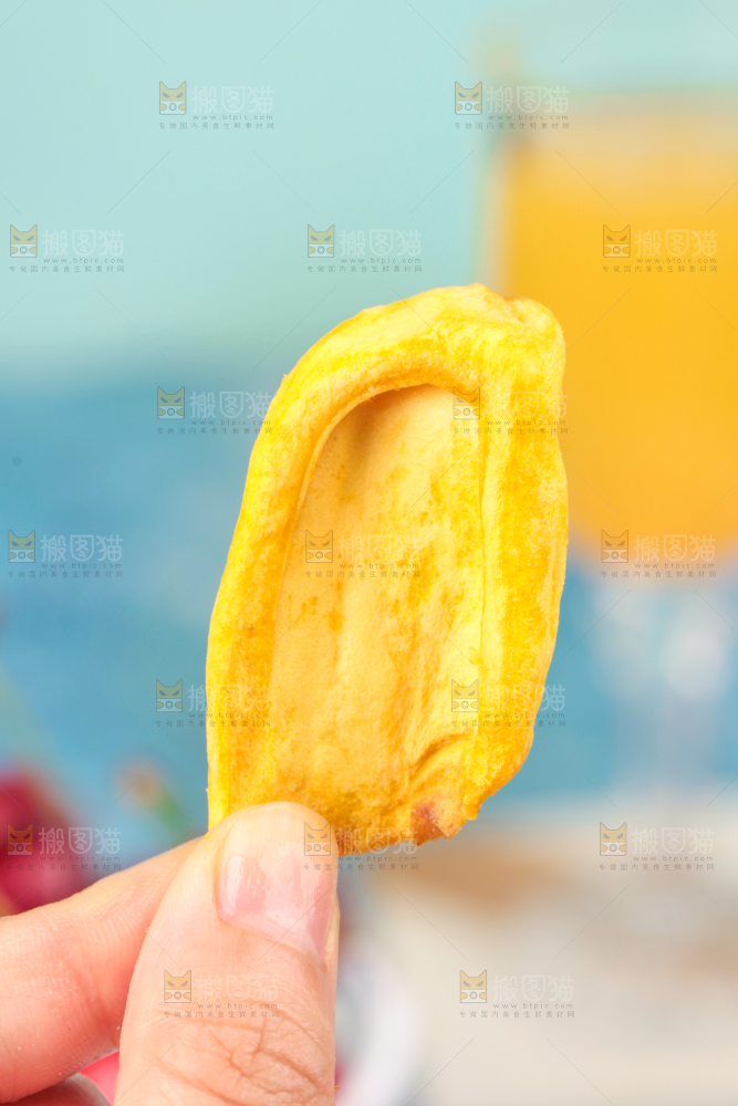 手里拿着水果干