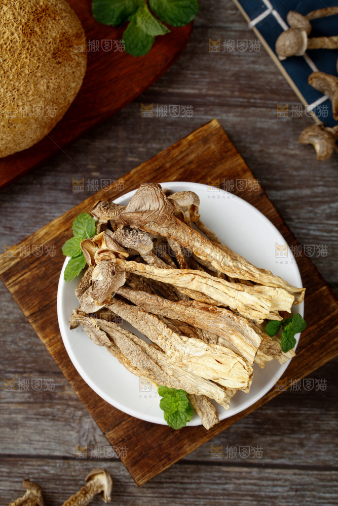 盘子里装着菌菇