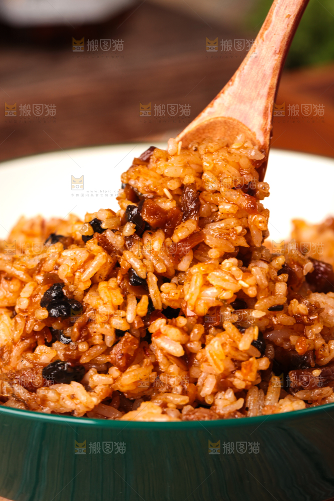碟子里装着米饭拌辣酱