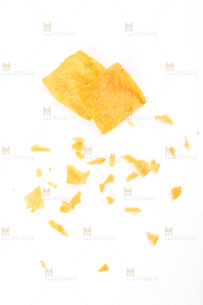 白底上摆放着薯片