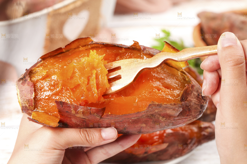 手里拿着红心蜜薯