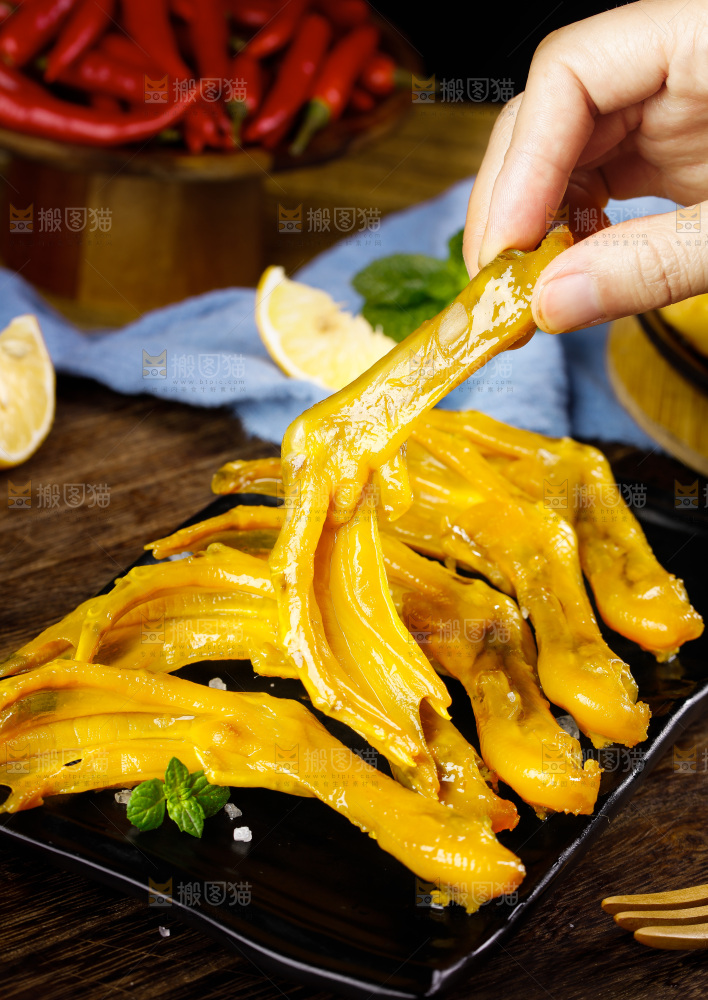 盘子里装着盐焗鸭掌