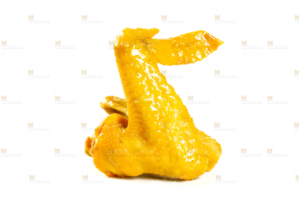 白底上摆放着盐焗鸡翅