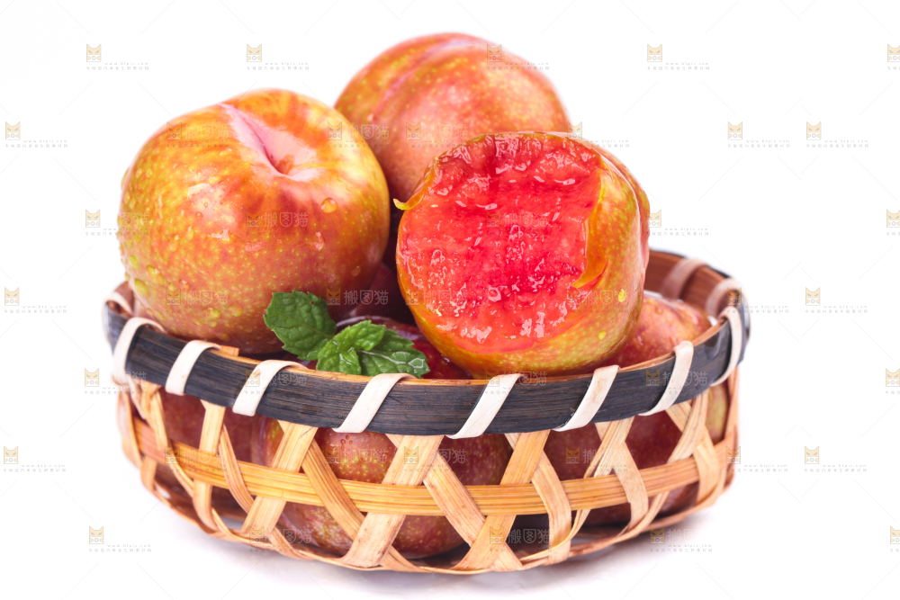 篮子里装着红心三华李