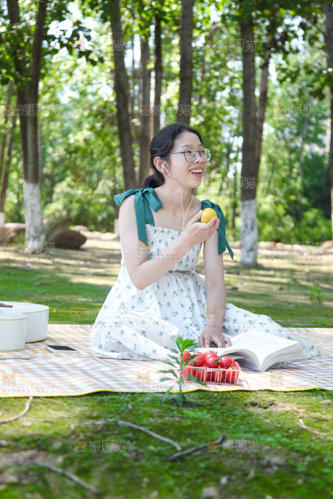 女孩子手里拿着水果