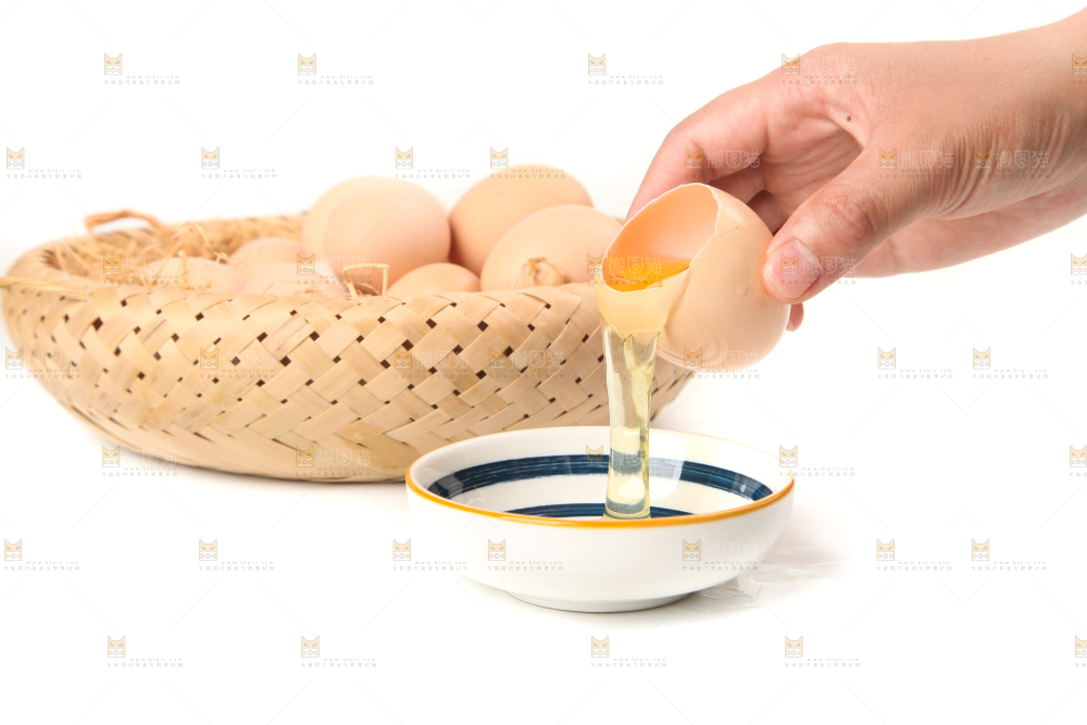 手里拿着生鸡蛋
