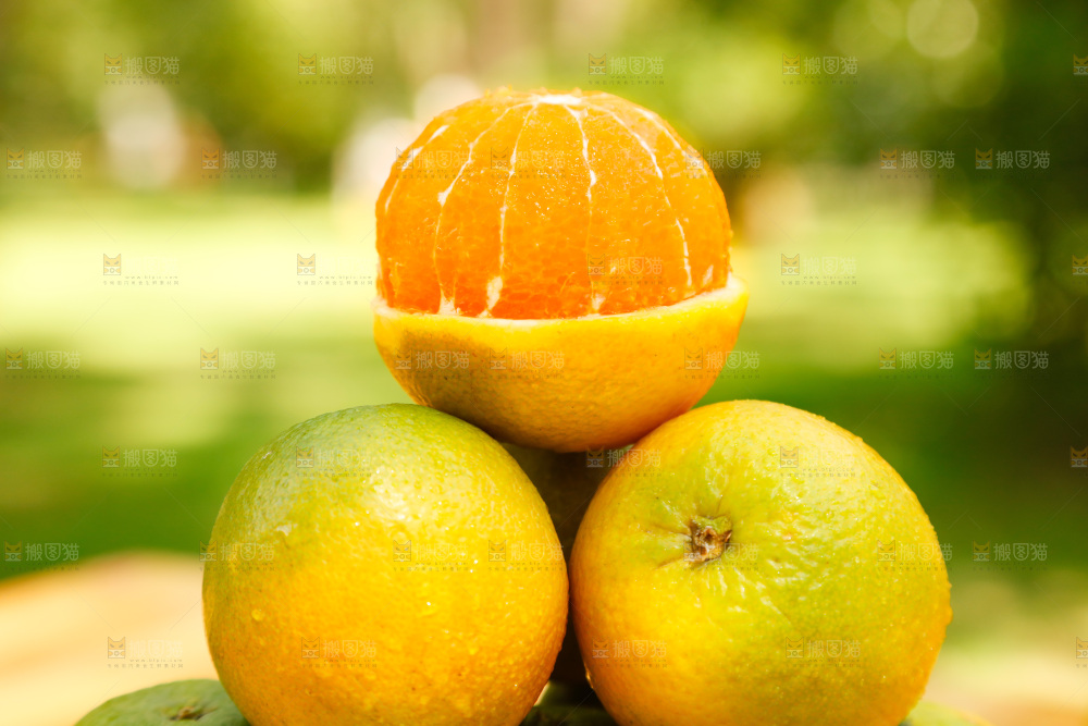 木桌子上摆放着新鲜夏橙