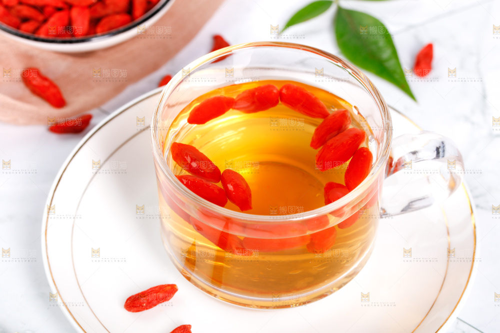 杯子里装着枸杞茶