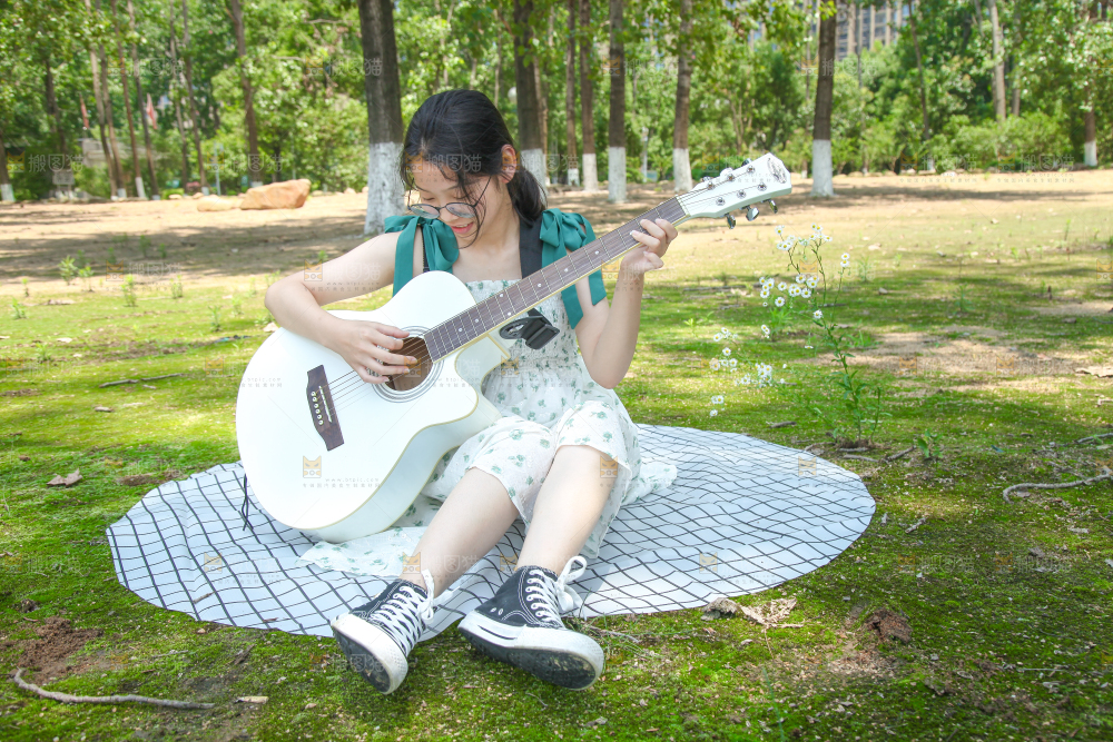 女孩正在弹吉他