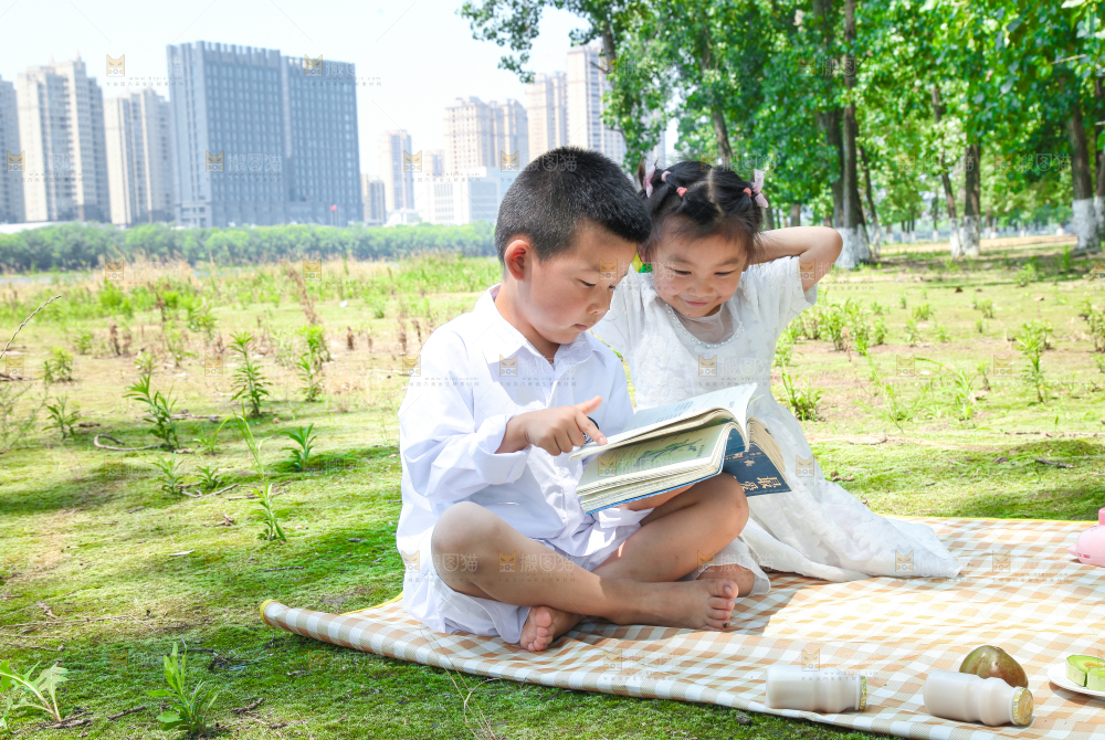小孩子正在游玩