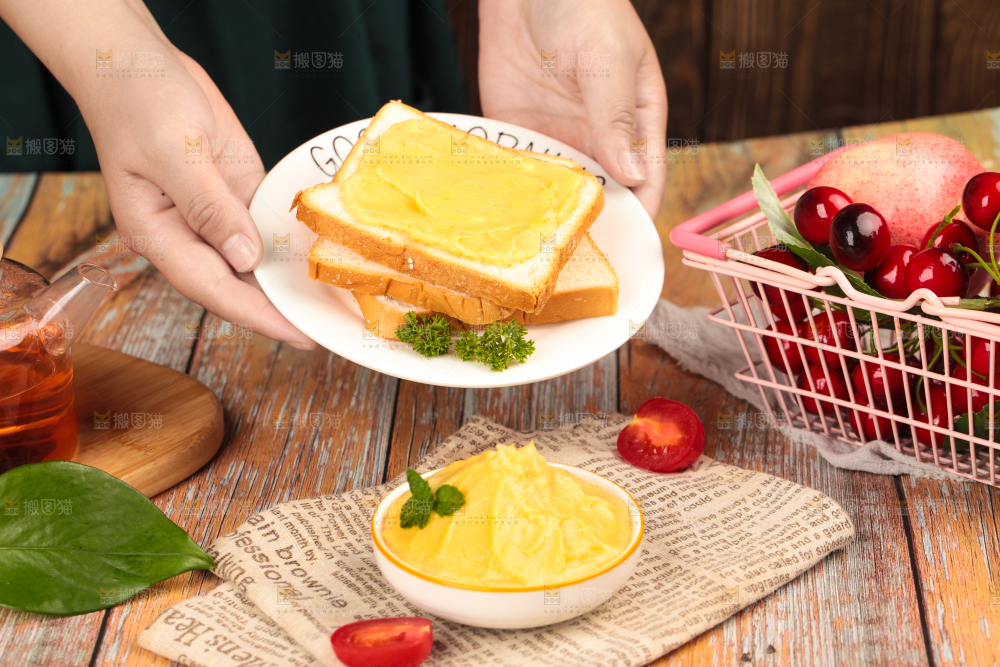 面包片上的榴莲果泥