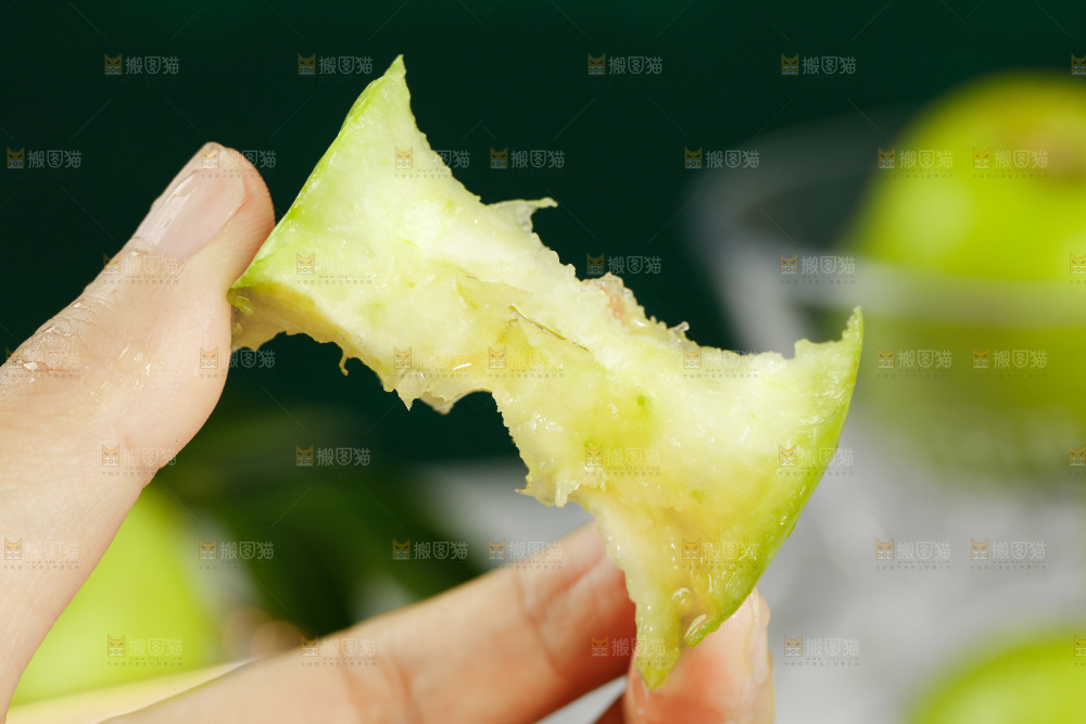 手里拿着脆甜青苹果