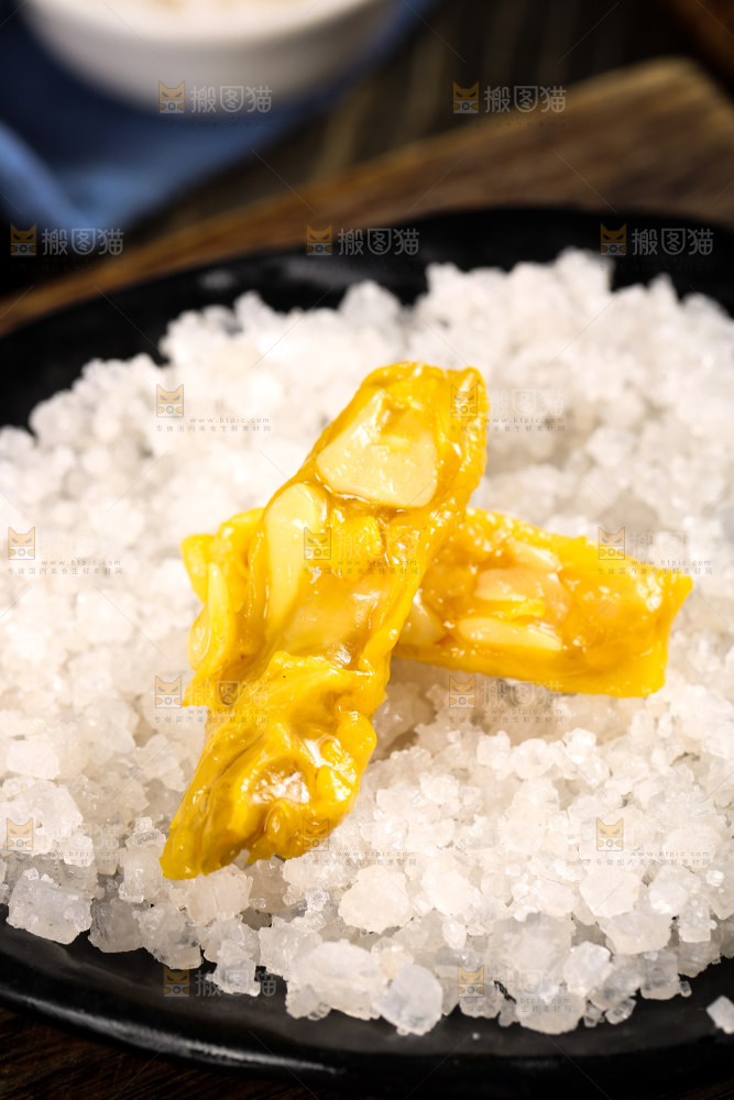 碟子里装着盐焗鸡脚筋