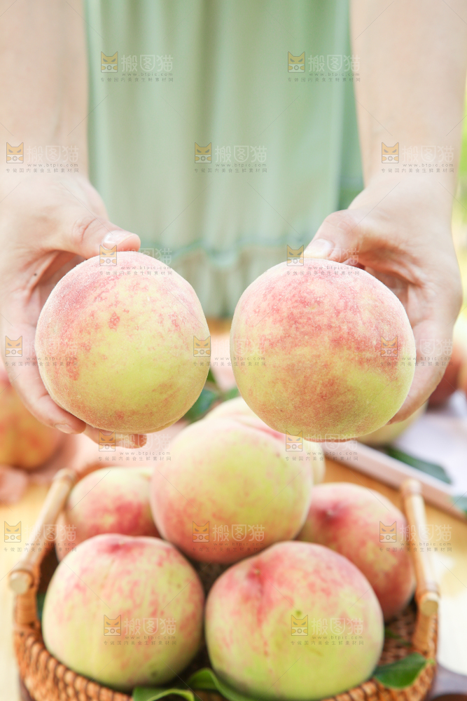 手里拿着新鲜毛桃