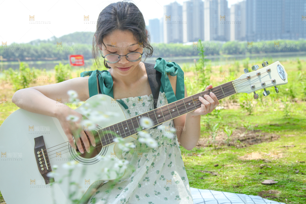 女孩正在弹吉他