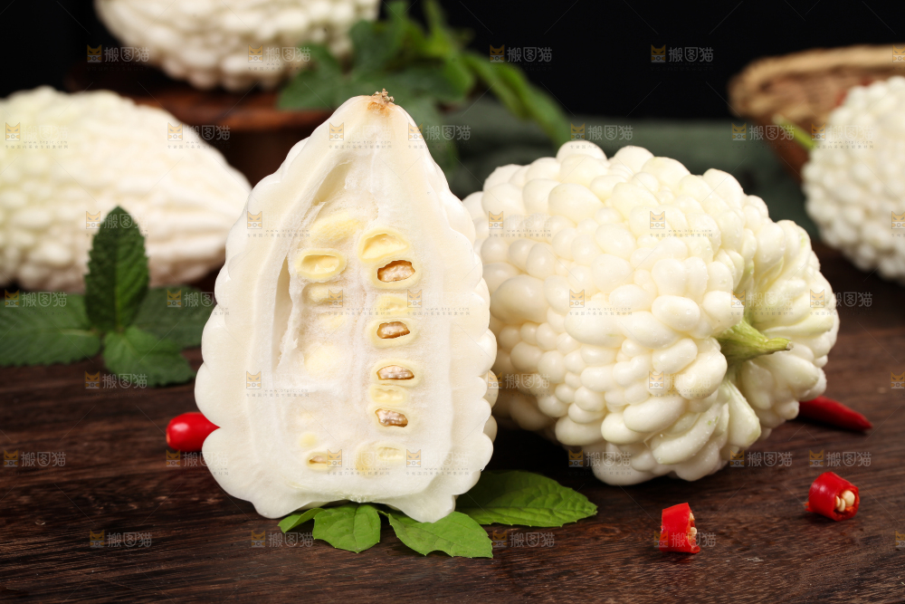 木底上摆放着白玉苦瓜