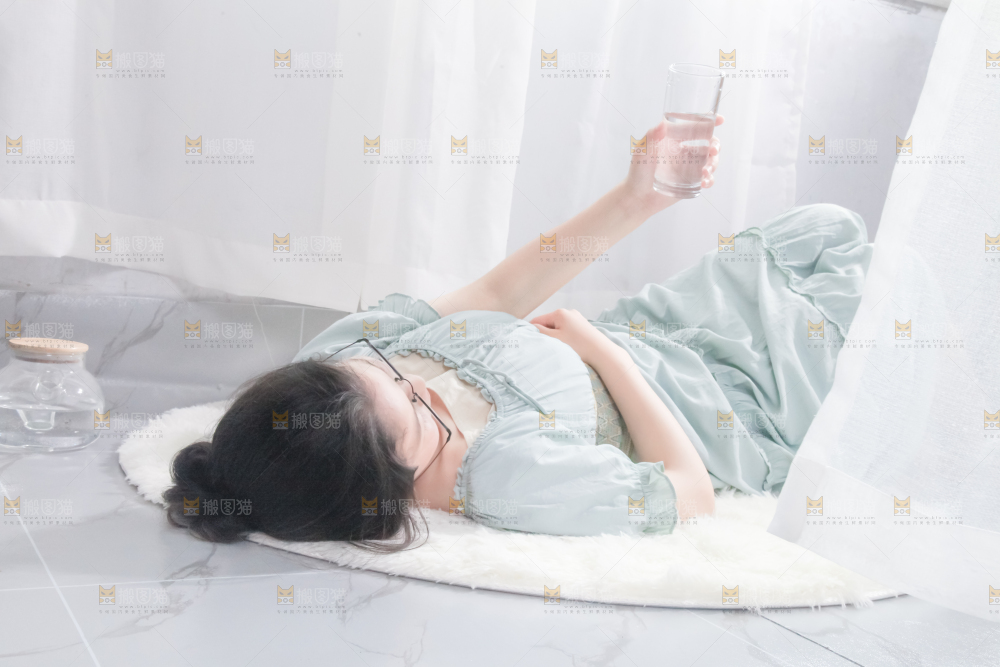 毛毯躺着一位女孩