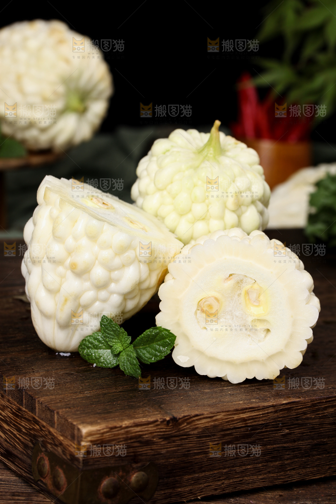 深底上摆放着苹果苦瓜