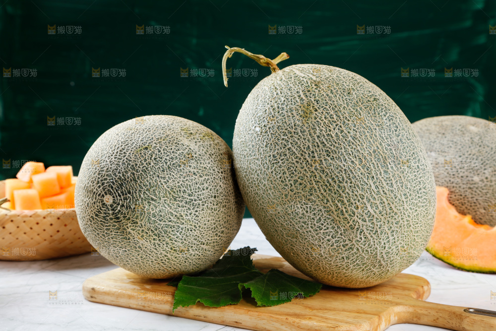 木底上摆放着新疆哈密瓜