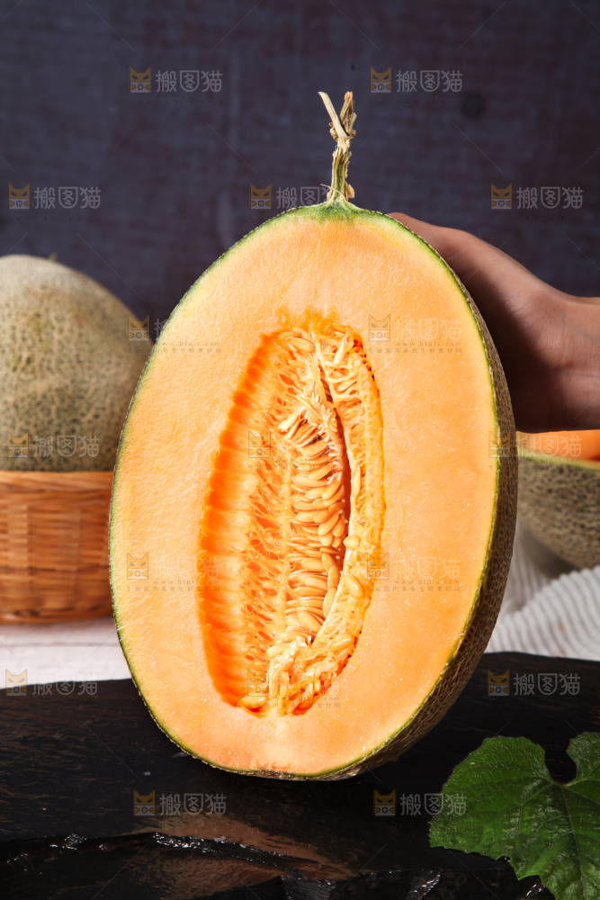 黑底上摆放着新鲜哈密瓜