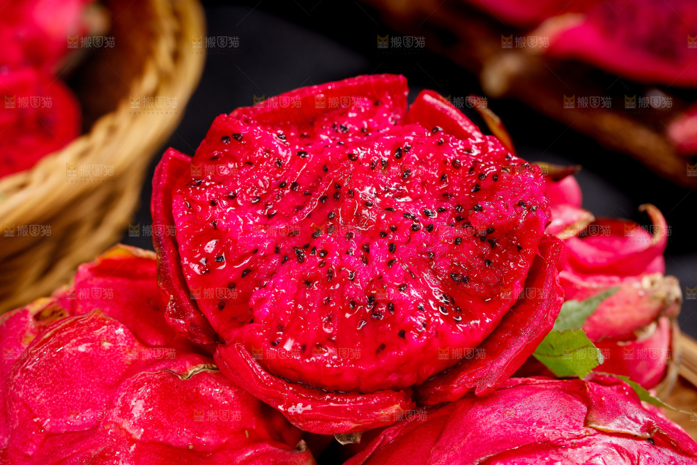 篮子里装着越南红心火龙果