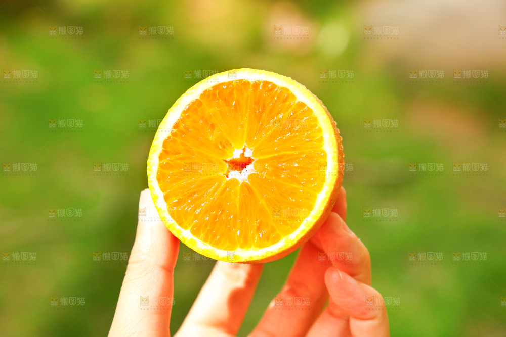 手里拿着橙子